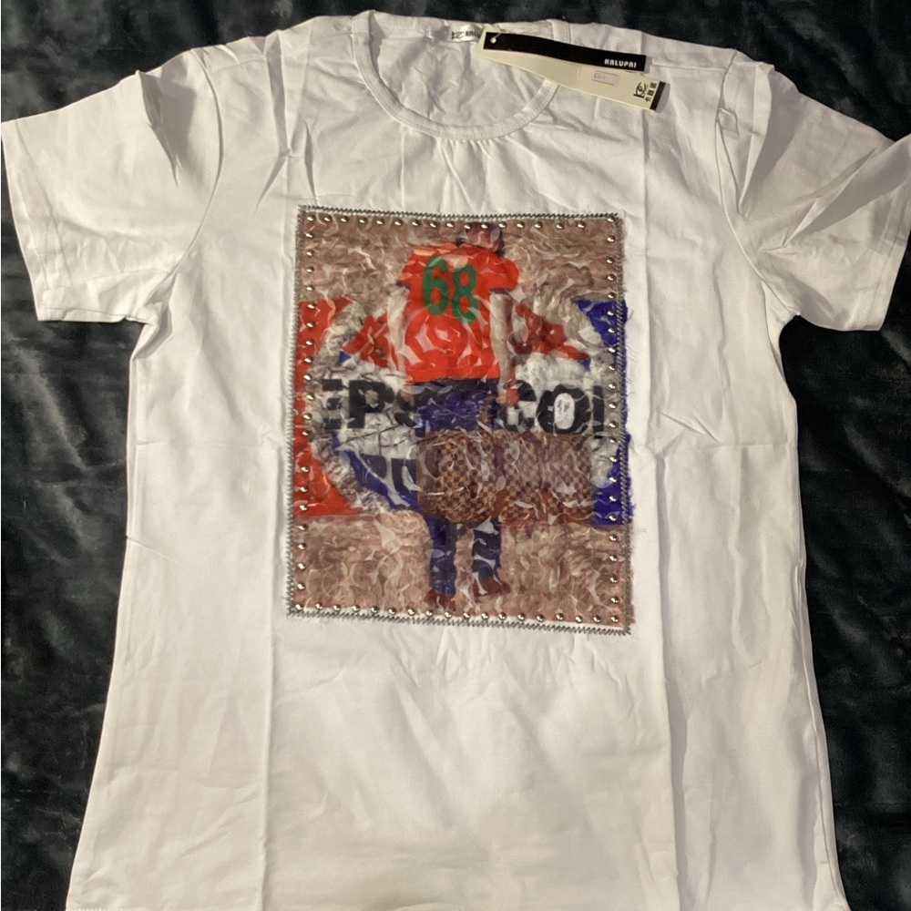 Kalupai Men's White Short Sleeve Graphic Tee with Embellished Patch